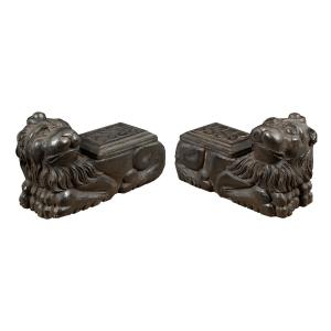 Paire de lions en bois sculpté, époque archaïque. Italie, XVIIIe siècle.