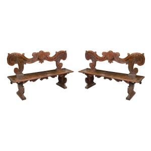 Paire de bancs nobles en noyer massif sculpté. Italie du Nord, XVIIe siècle.
