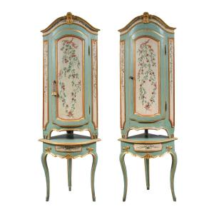 Paire de meubles d'angle en bois sculpté, laqué et peint. Piémont, XVIIIe siècle.