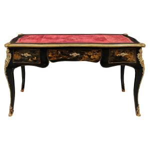 Bureau plat en bois laqué à motifs chinoiserie et applications de bronze doré. Paris, XIX.