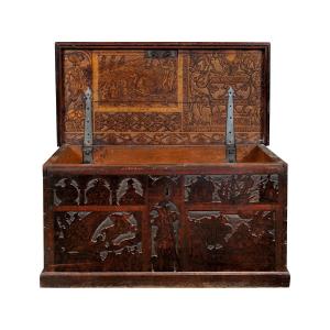 Coffre en noyer sculpté et pyrogravé. Pays-Bas, début du XVIIe siècle.