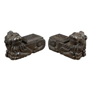 Sculpteur italien (XVIIe-XVIIIe siècle) - Paire de lions archaïques.