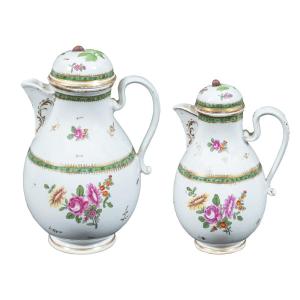 Paire de cafetières en porcelaine peinte et dorée. Manufacture impériale de Vienne, début XIX.