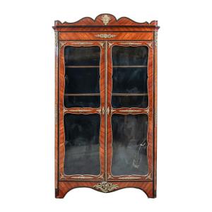 Vitrine plaquée de différentes essences de bois. France, fin du XIXe siècle.