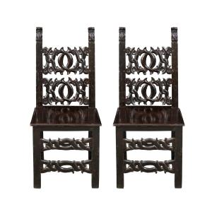 Paire de chaises de réfectoire en bois sculpté. Modène, XIXe siècle.