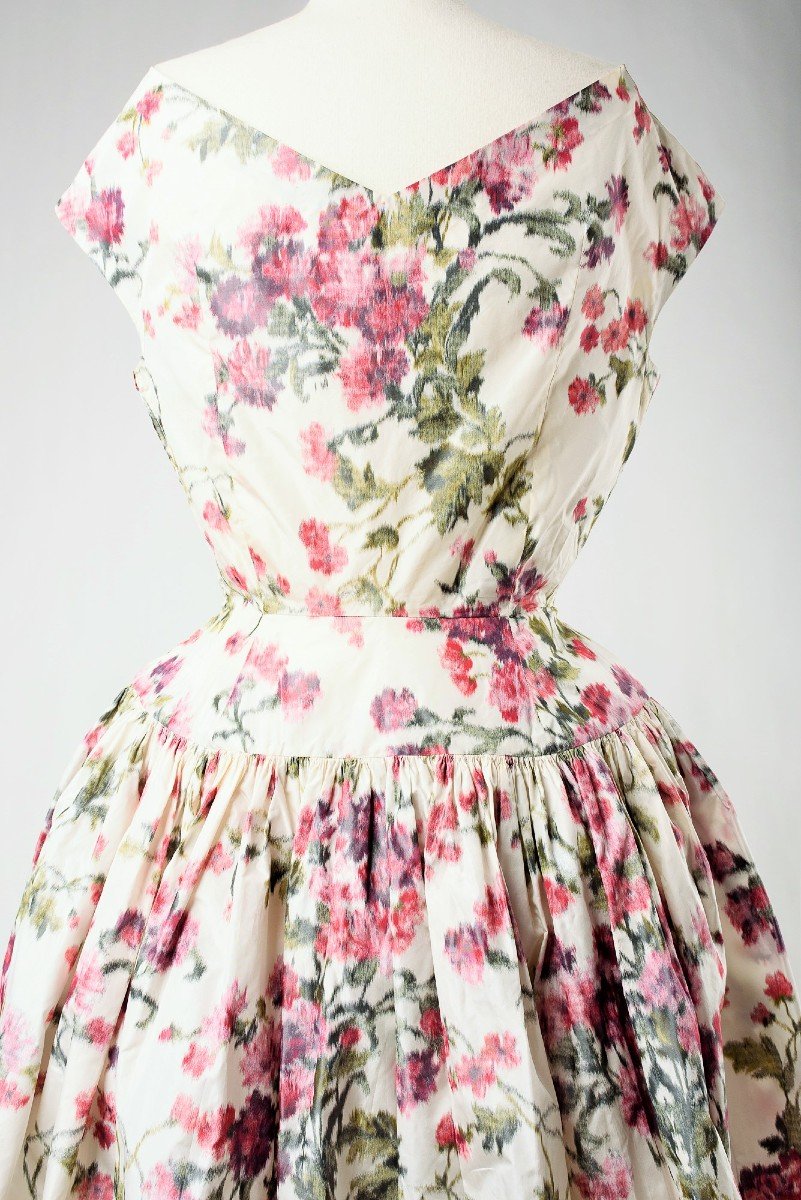 Robe De Bal En Taffetas De Soie Chiné Fleuri- France Circa 1955-photo-1