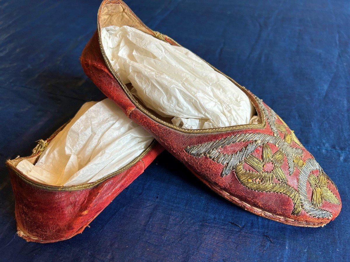 Paire De Mules Ottomane En Cuir Brodé De Canetilles Or Et Argent Circa 1900-photo-1