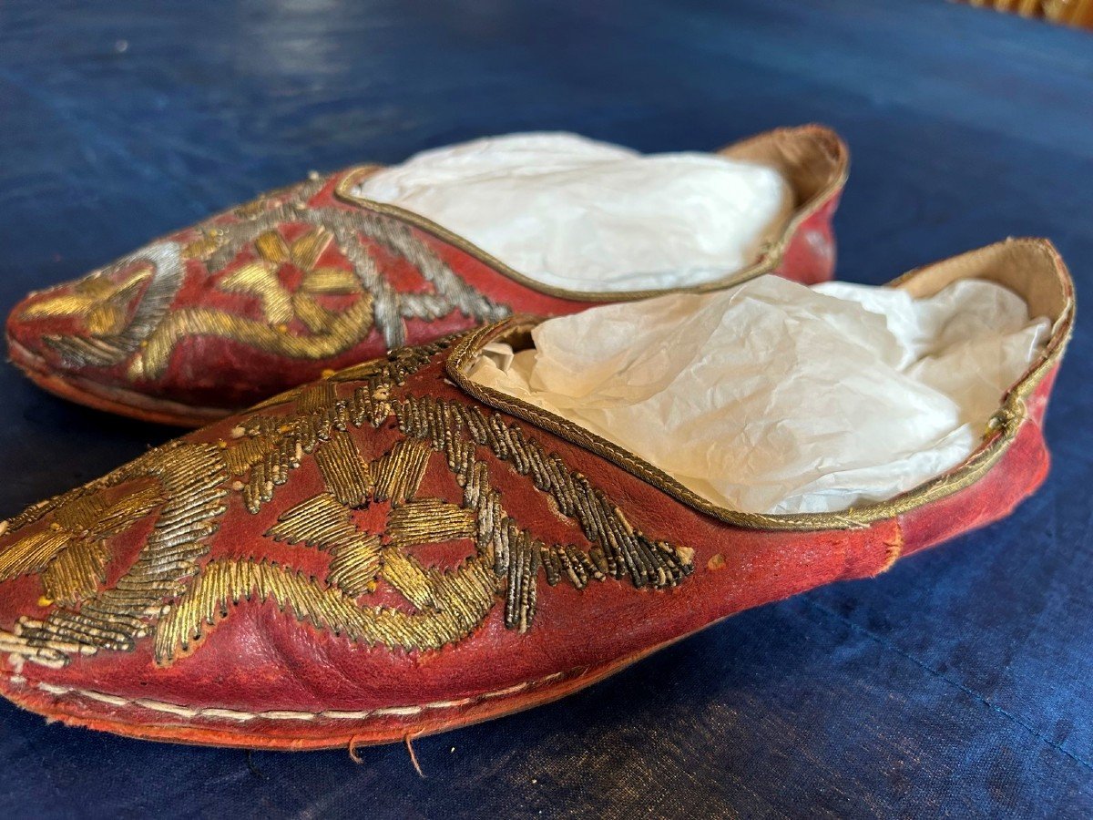 Paire De Mules Ottomane En Cuir Brodé De Canetilles Or Et Argent Circa 1900-photo-2