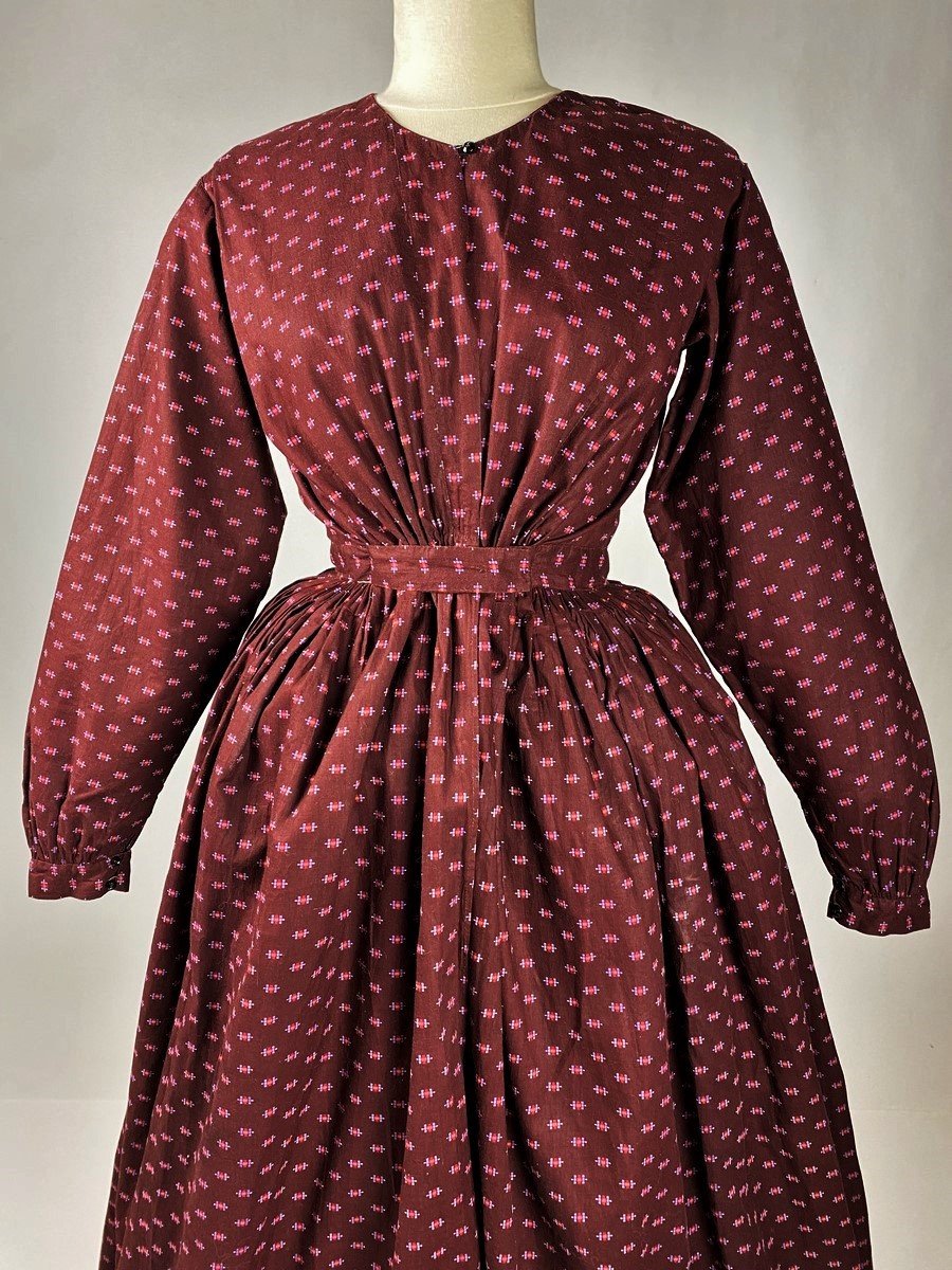 Robe d'Artisane En Indienne Aubergine à Semis - Provence Circa 1860-1880