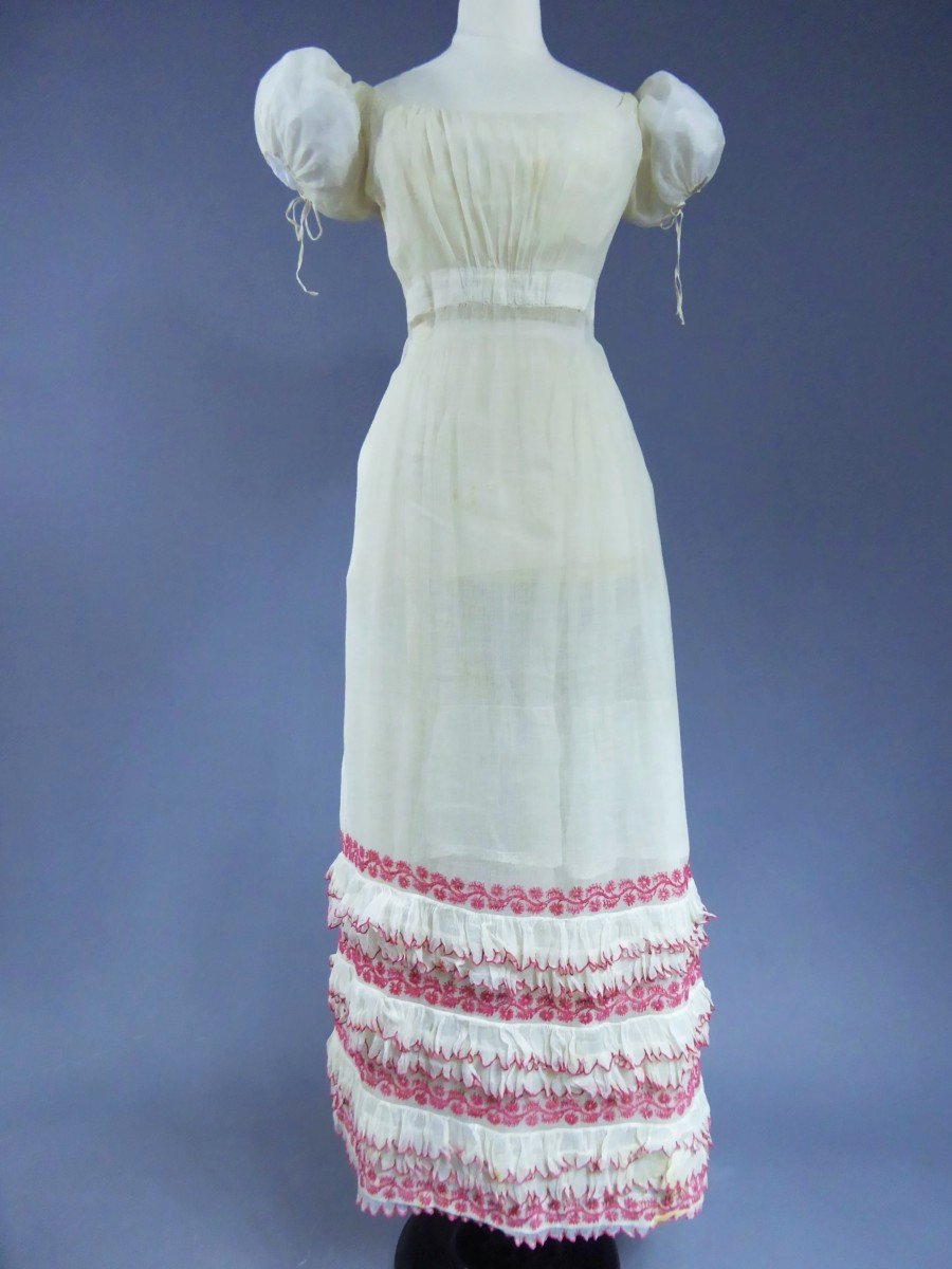 Robe Restauration  En Filé De Coton Brodé Vers 1813/1820