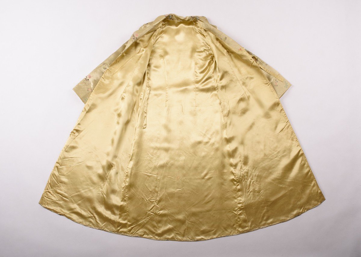 Robe De Chambre Ou d'Intérieur Pour La Réception En Satin Broché Jaune Paille Circa 1940-1950-photo-3