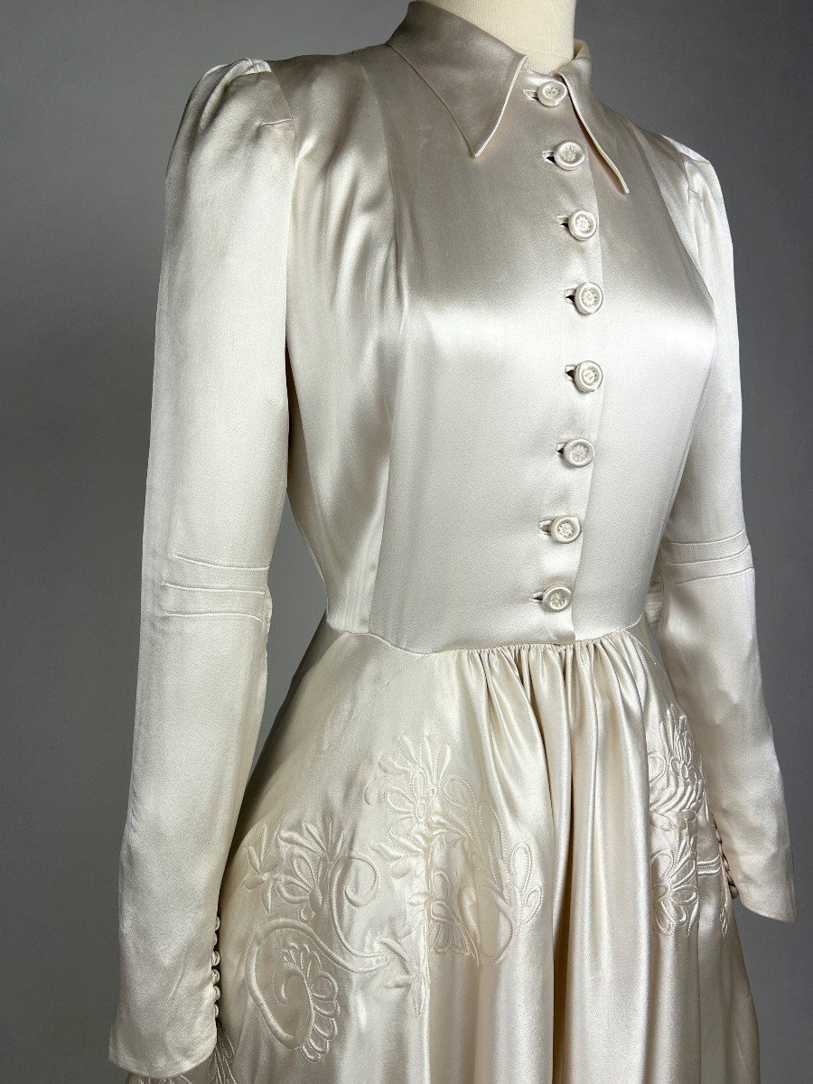 Robe De Mariée à Traine En Satin Duchesse Brodé Champagne - France Circa 1938-photo-2