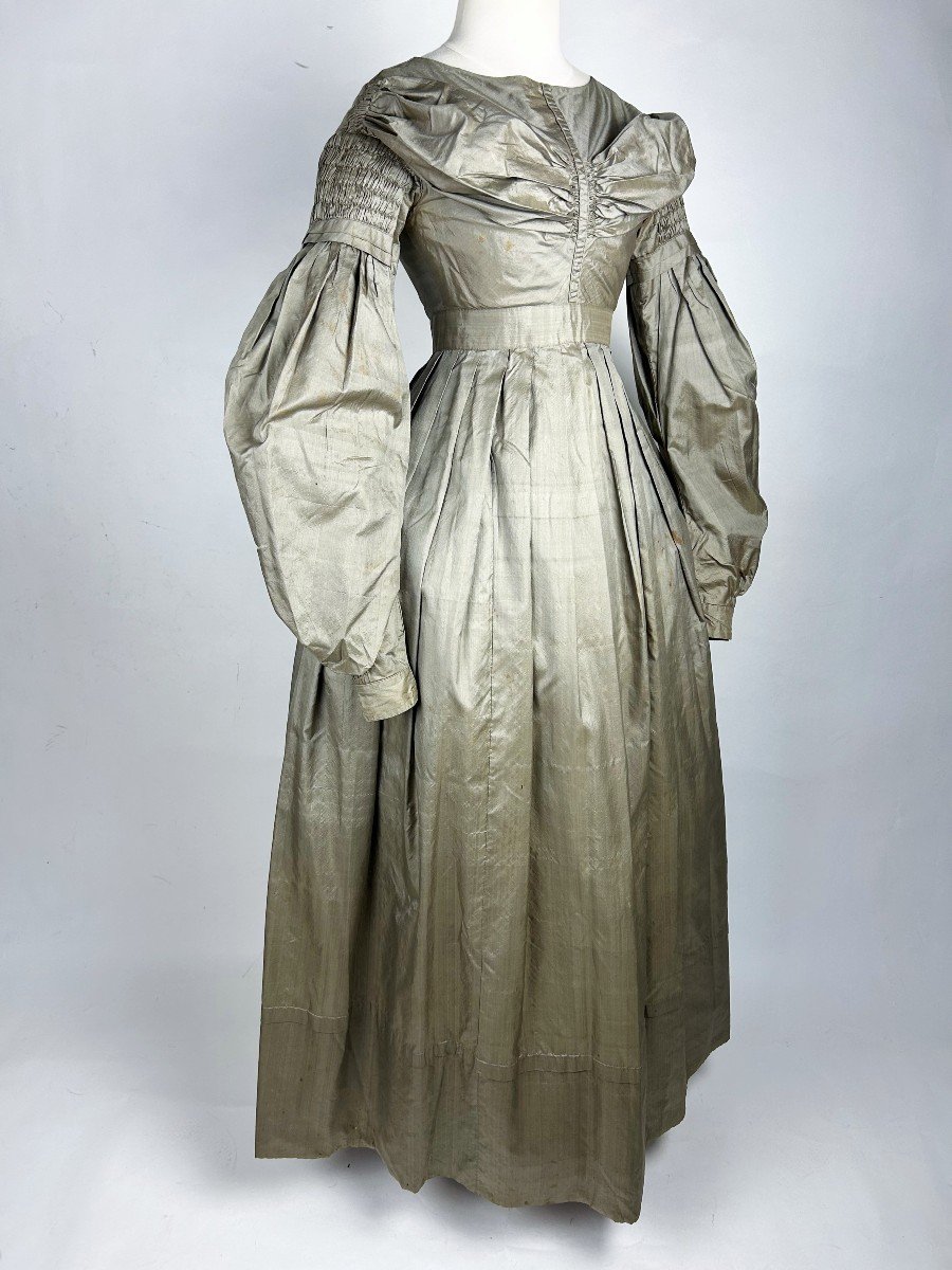 Robe De Jour En Taffetas Puce à Petits Gigots - France Circa 1840-photo-3
