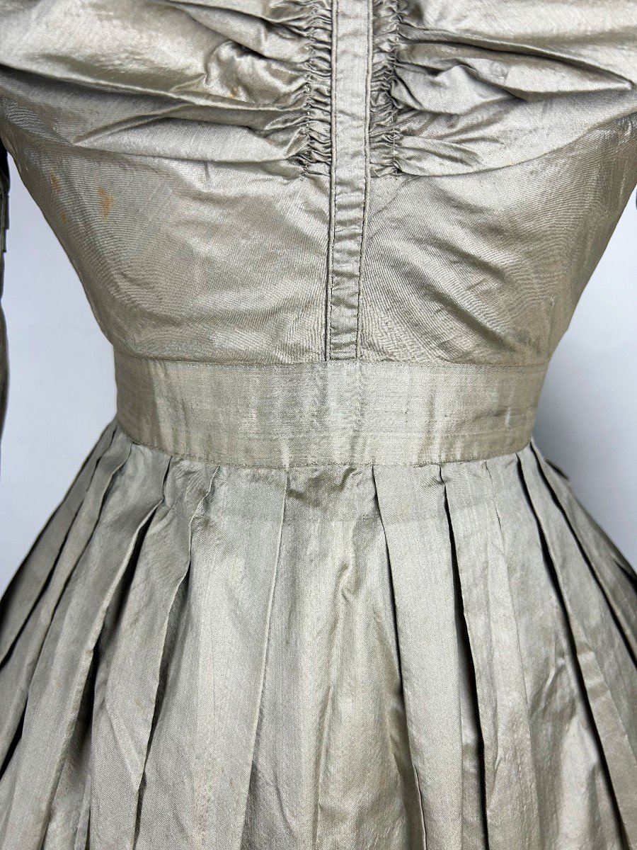 Robe De Jour En Taffetas Puce à Petits Gigots - France Circa 1840-photo-1
