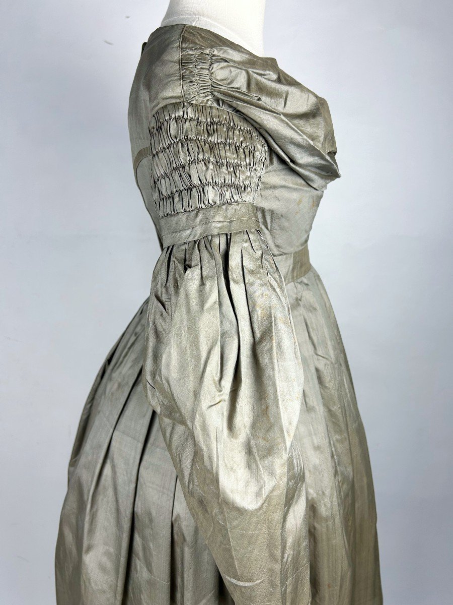 Robe De Jour En Taffetas Puce à Petits Gigots - France Circa 1840-photo-2