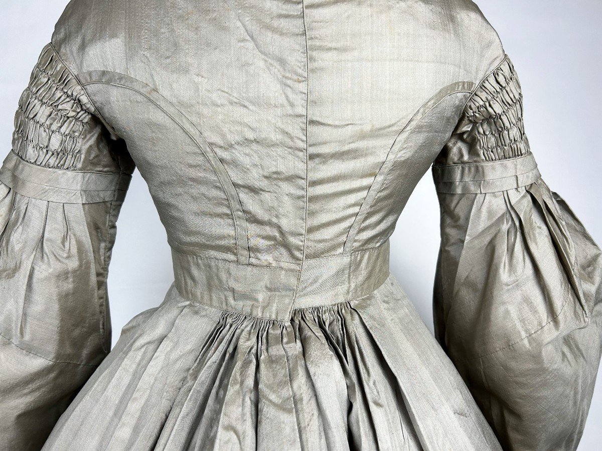 Robe De Jour En Taffetas Puce à Petits Gigots - France Circa 1840-photo-3