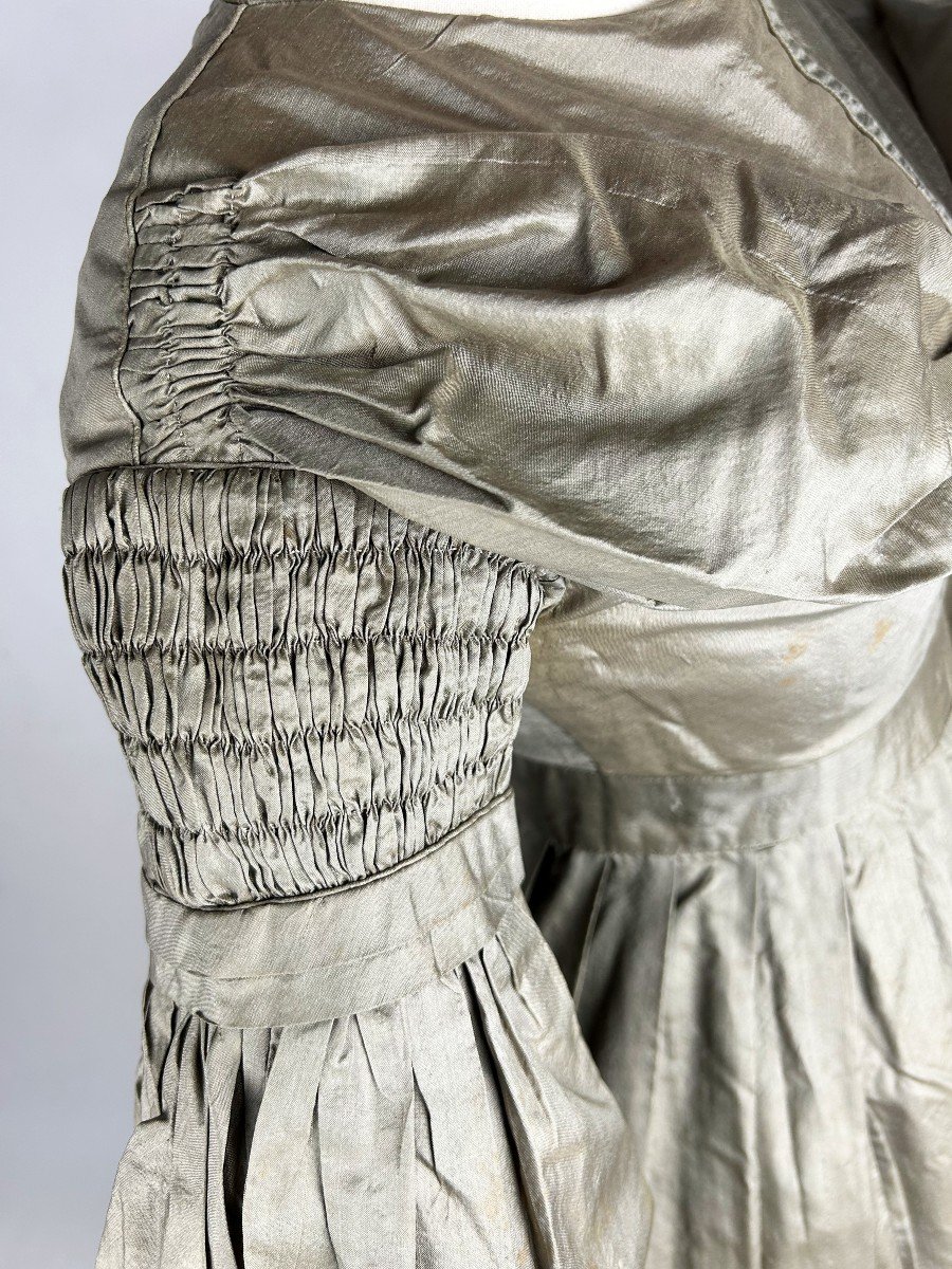 Robe De Jour En Taffetas Puce à Petits Gigots - France Circa 1840-photo-4