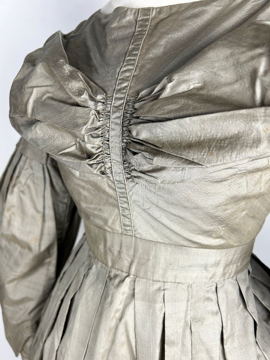 Robe De Jour En Taffetas Puce à Petits Gigots - France Circa 1840-photo-5