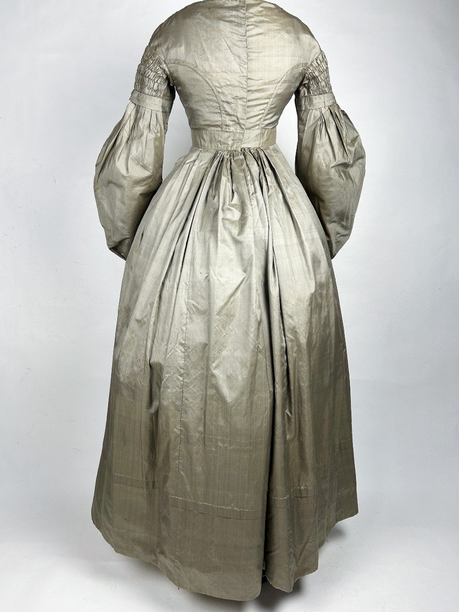 Robe De Jour En Taffetas Puce à Petits Gigots - France Circa 1840-photo-7