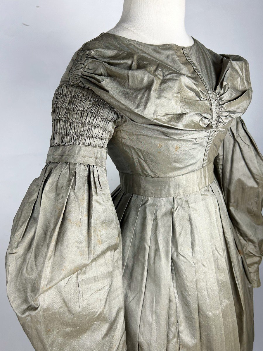 Robe De Jour En Taffetas Puce à Petits Gigots - France Circa 1840-photo-8