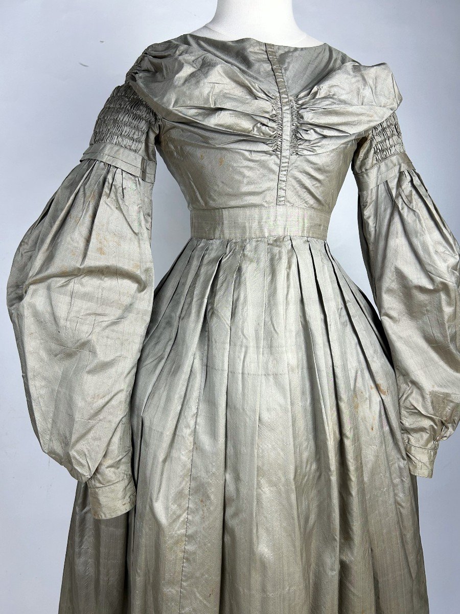 Robe De Jour En Taffetas Puce à Petits Gigots - France Circa 1840