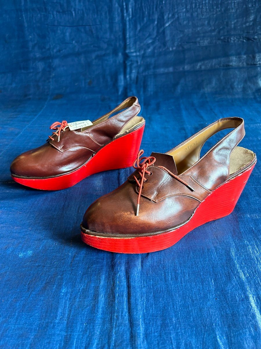 Pair Of 1940s Shoes In Leather And Wedge Heel In Red Wood With Its Box