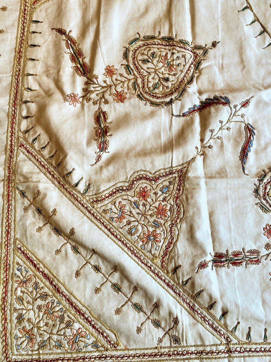 Tapis De Table Ou Tenture En Satin Crème Brodé Au Zari Or - Indes Circa 1920-1950-photo-2