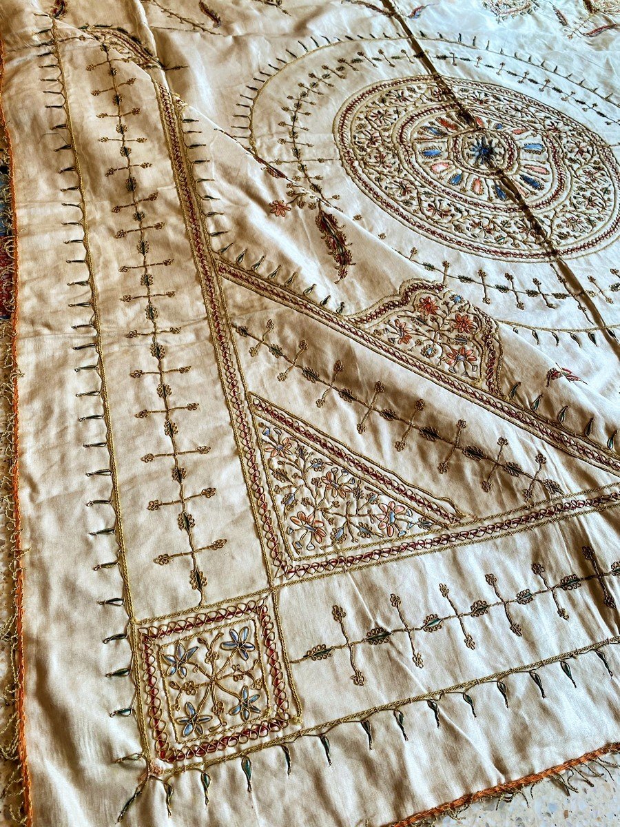 Tapis De Table Ou Tenture En Satin Crème Brodé Au Zari Or - Indes Circa 1920-1950-photo-3