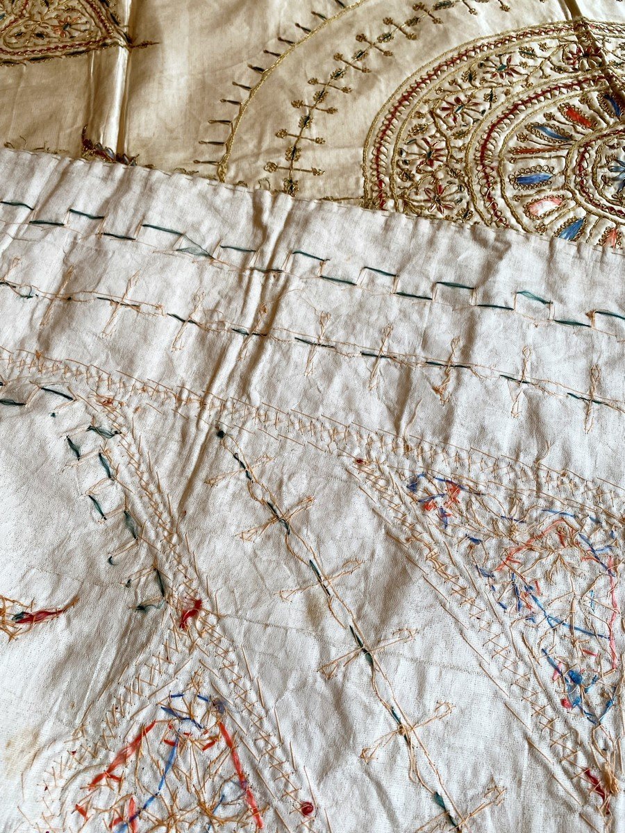 Tapis De Table Ou Tenture En Satin Crème Brodé Au Zari Or - Indes Circa 1920-1950-photo-2
