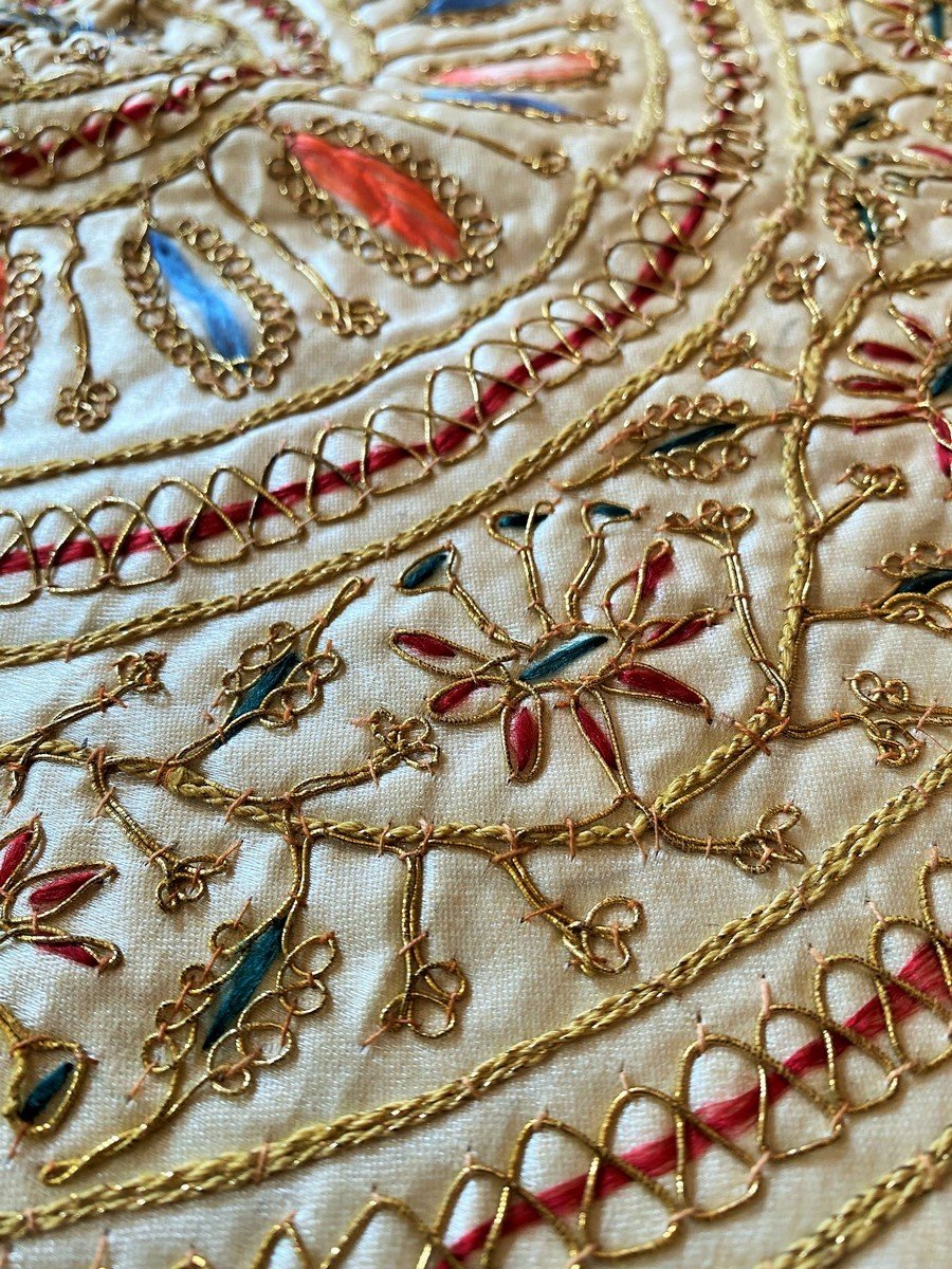 Tapis De Table Ou Tenture En Satin Crème Brodé Au Zari Or - Indes Circa 1920-1950-photo-5