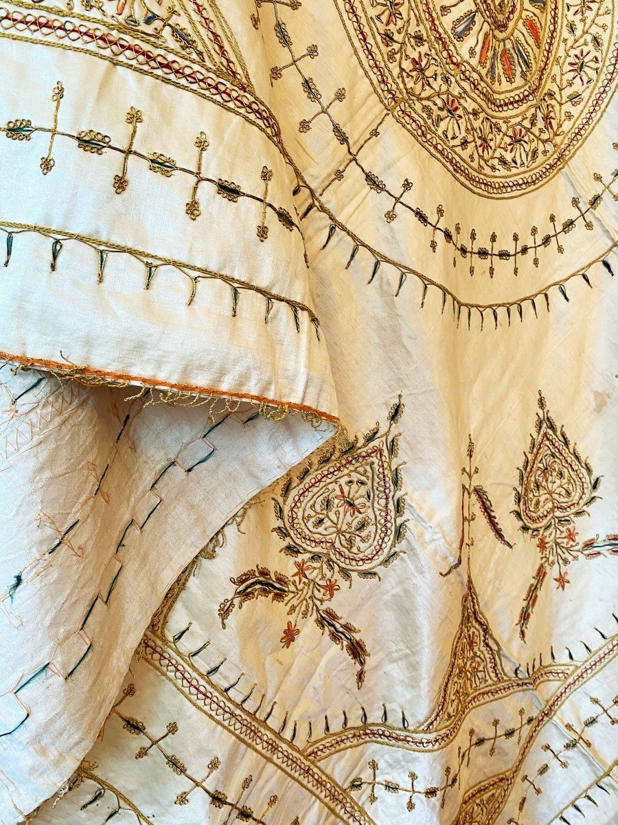Tapis De Table Ou Tenture En Satin Crème Brodé Au Zari Or - Indes Circa 1920-1950-photo-8