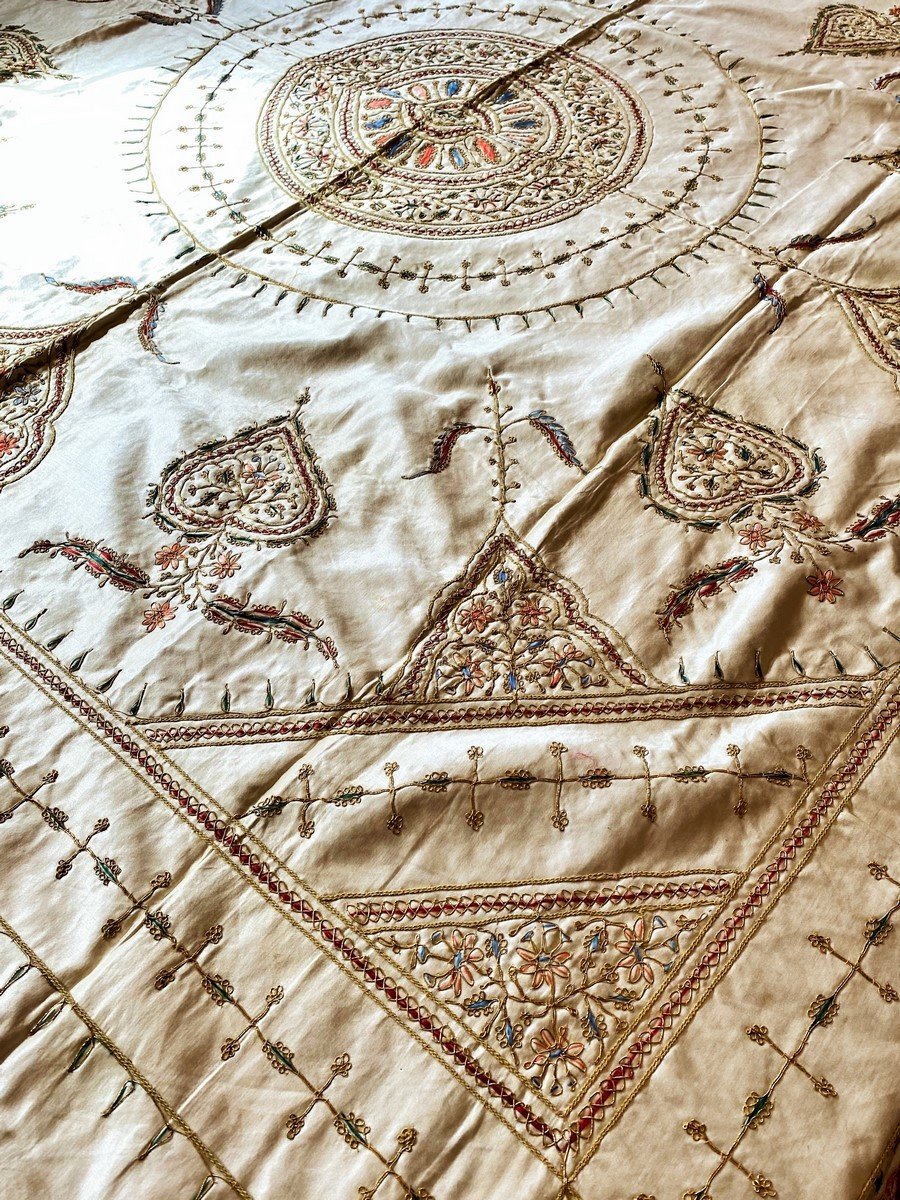 Tapis De Table Ou Tenture En Satin Crème Brodé Au Zari Or - Indes Circa 1920-1950