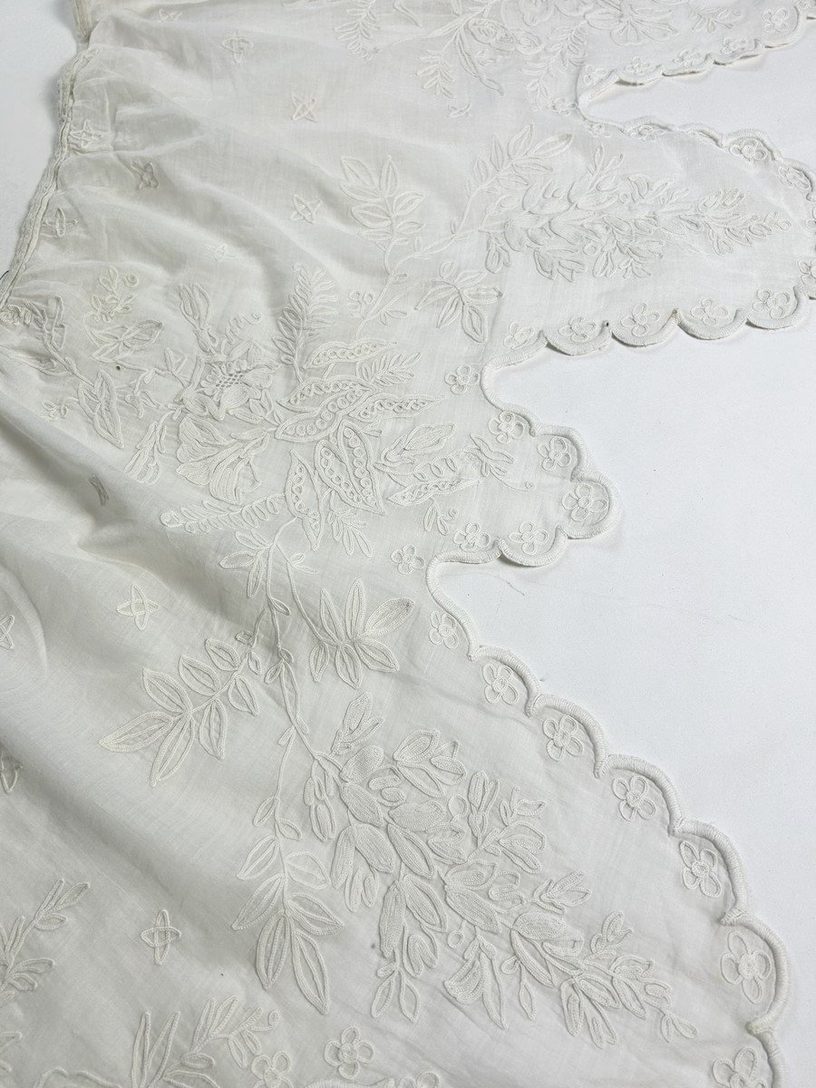 First Cornely Embroidered Muslin Lambrequin - Late 19th Century