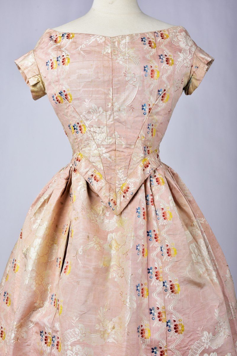 A Summer Crinoline Dress In Paperback Silk Moire Circa 1860-photo-1