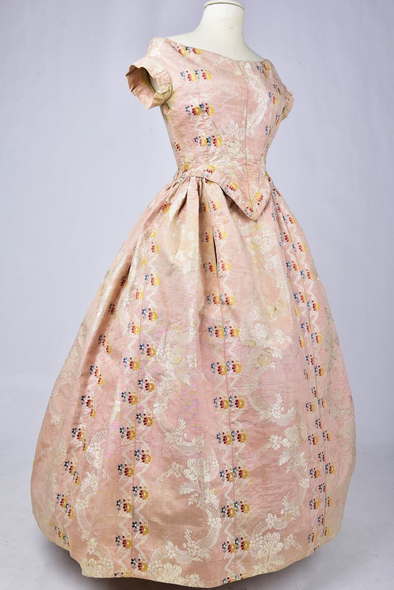 Une Robe à Crinoline d'été En Moire De Soie Brochée Circa 1860-photo-4
