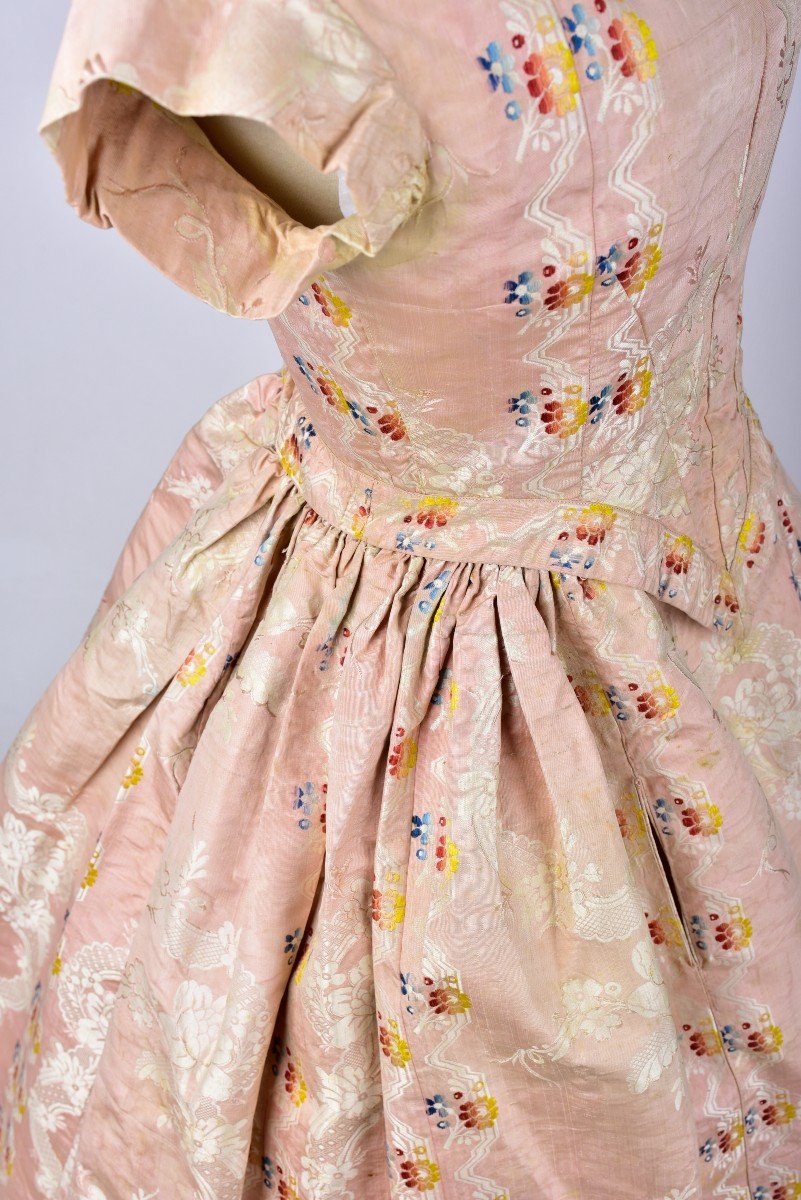 A Summer Crinoline Dress In Paperback Silk Moire Circa 1860