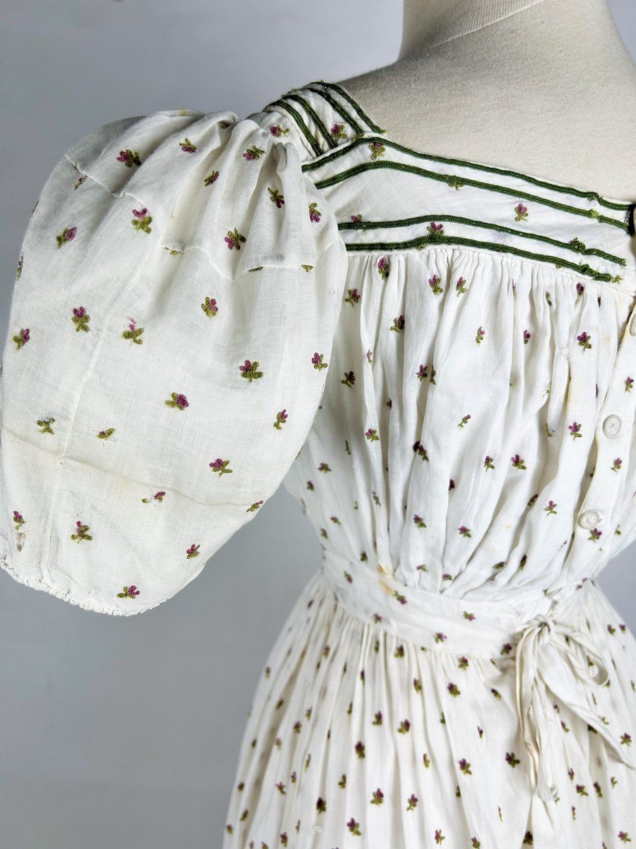 Robe De Jour Estivale En Mousseline De Coton Brodée De Laine Circa 1820-1825-photo-7