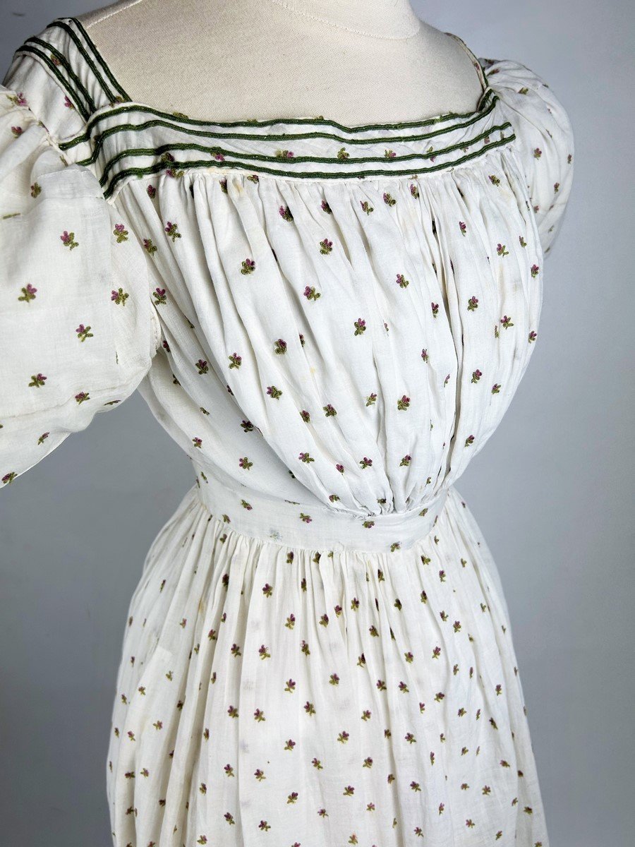Robe De Jour Estivale En Mousseline De Coton Brodée De Laine Circa 1820-1825-photo-8