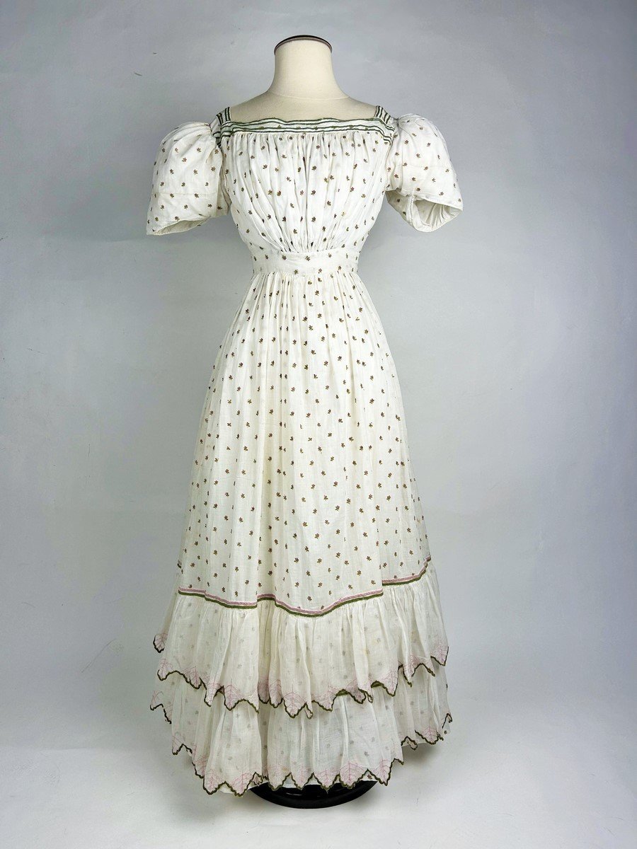 Robe De Jour Estivale En Mousseline De Coton Brodée De Laine Circa 1820-1825