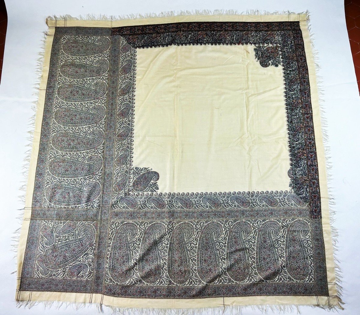 Châle Cachemire De Mode Double-pointe à Réserve En Pashmina Crème - France Circa 1830 -photo-3