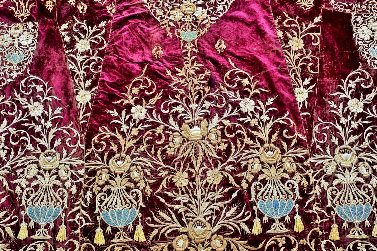 A Rare 18th Century Tapestry In Crimson Velvet Embroidered With Gold Threads - Ottoman Empire 18th Century