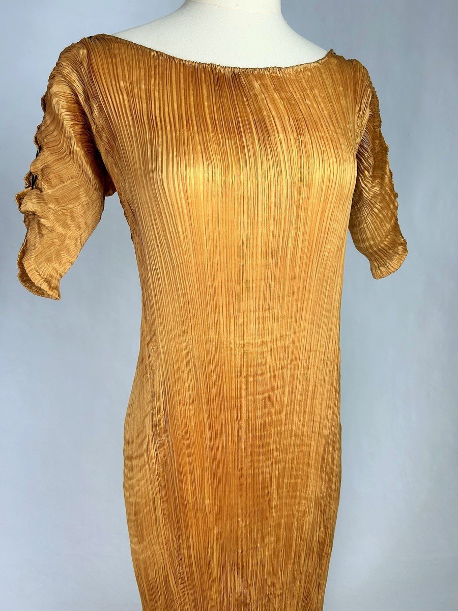 Robe Delphos De Mariano Fortuny (attribué à) En Pongé De Soie Plissé Abricot– Venise Circa 1920-photo-3