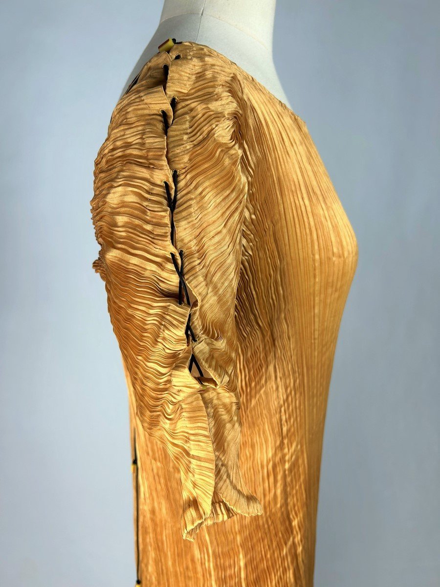 Robe Delphos De Mariano Fortuny (attribué à) En Pongé De Soie Plissé Abricot– Venise Circa 1920-photo-3