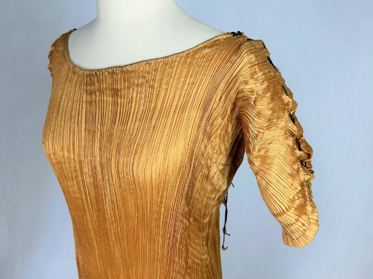 Robe Delphos De Mariano Fortuny (attribué à) En Pongé De Soie Plissé Abricot– Venise Circa 1920-photo-8