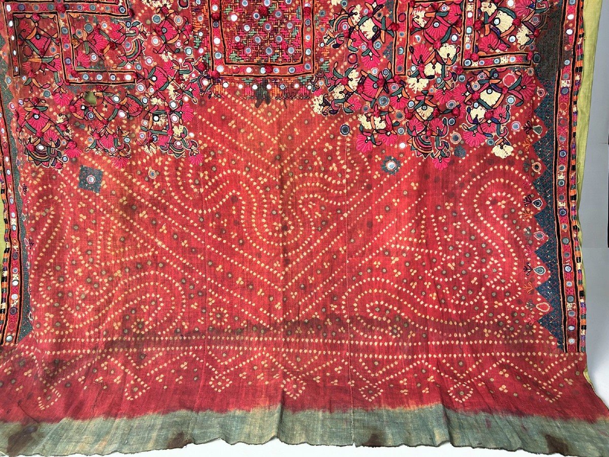 Kutch Tapestry In Red And Indigo Tie And Dye Cotton, Mica Applique - India Late 19th-photo-3