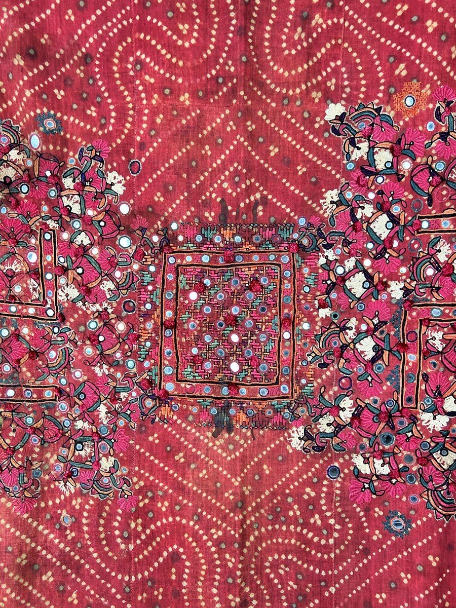 Kutch Tapestry In Red And Indigo Tie And Dye Cotton, Mica Applique - India Late 19th-photo-4