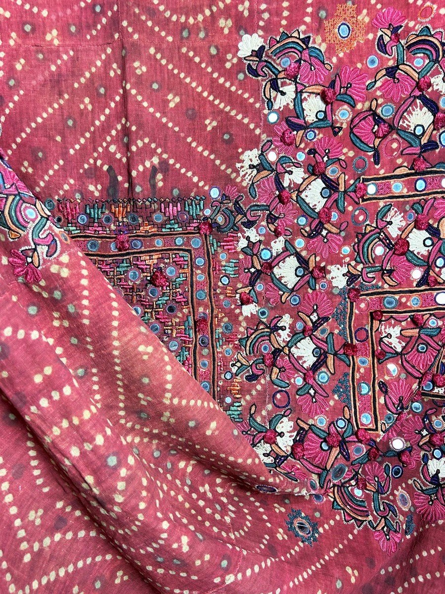 Kutch Tapestry In Red And Indigo Tie And Dye Cotton, Mica Applique - India Late 19th-photo-6