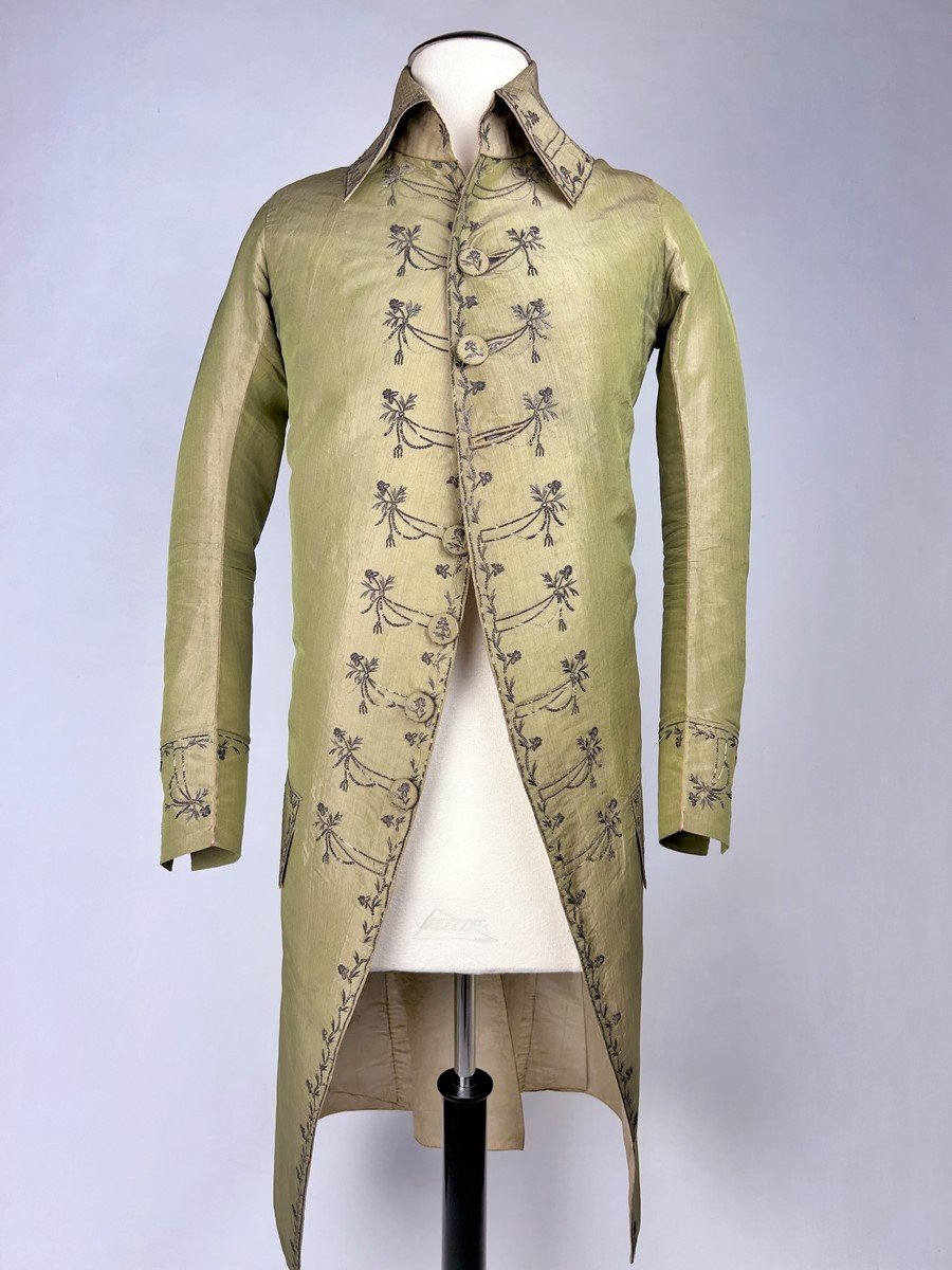 Un Habit Paré En Taffetas Changeant Brodé De Cannetilles Et Clinquants, Période Louis XVI-photo-2