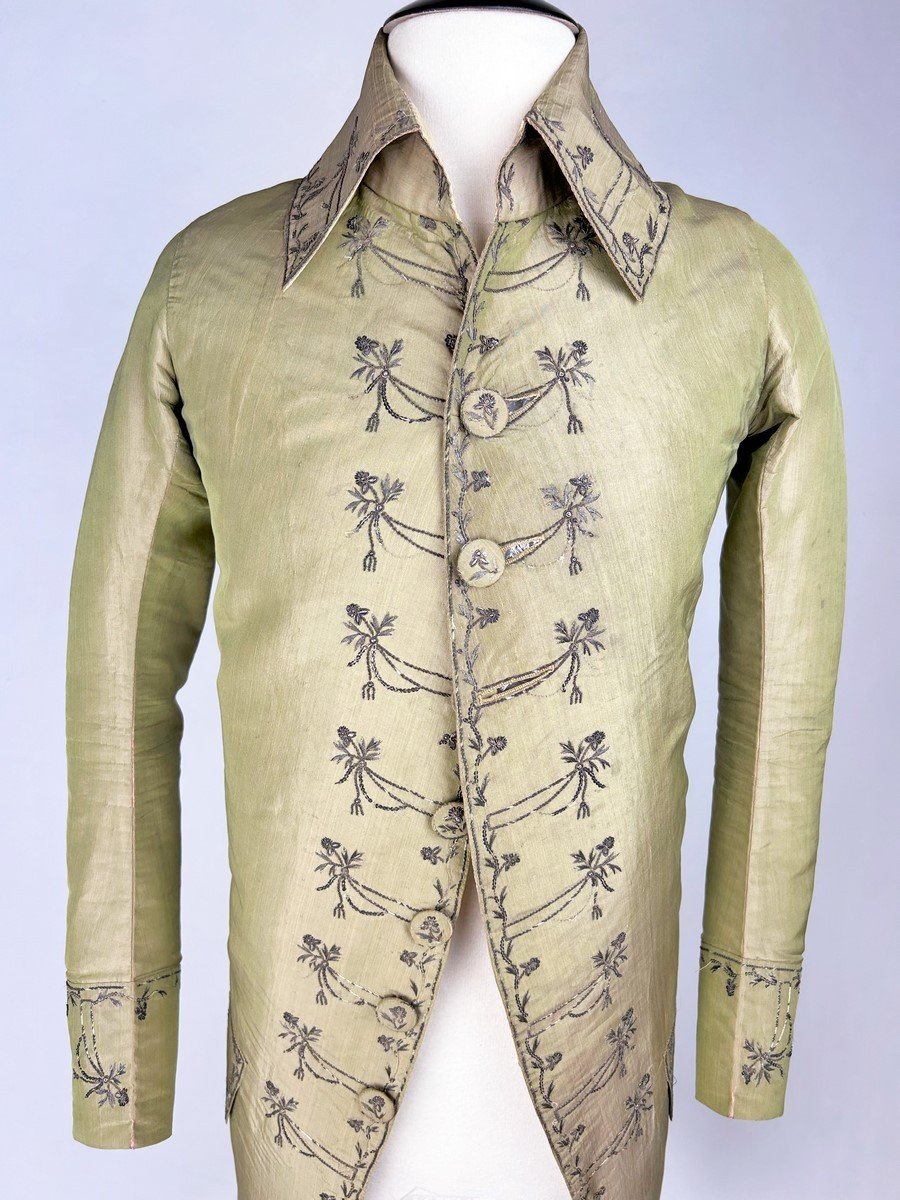 Un Habit Paré En Taffetas Changeant Brodé De Cannetilles Et Clinquants, Période Louis XVI-photo-3
