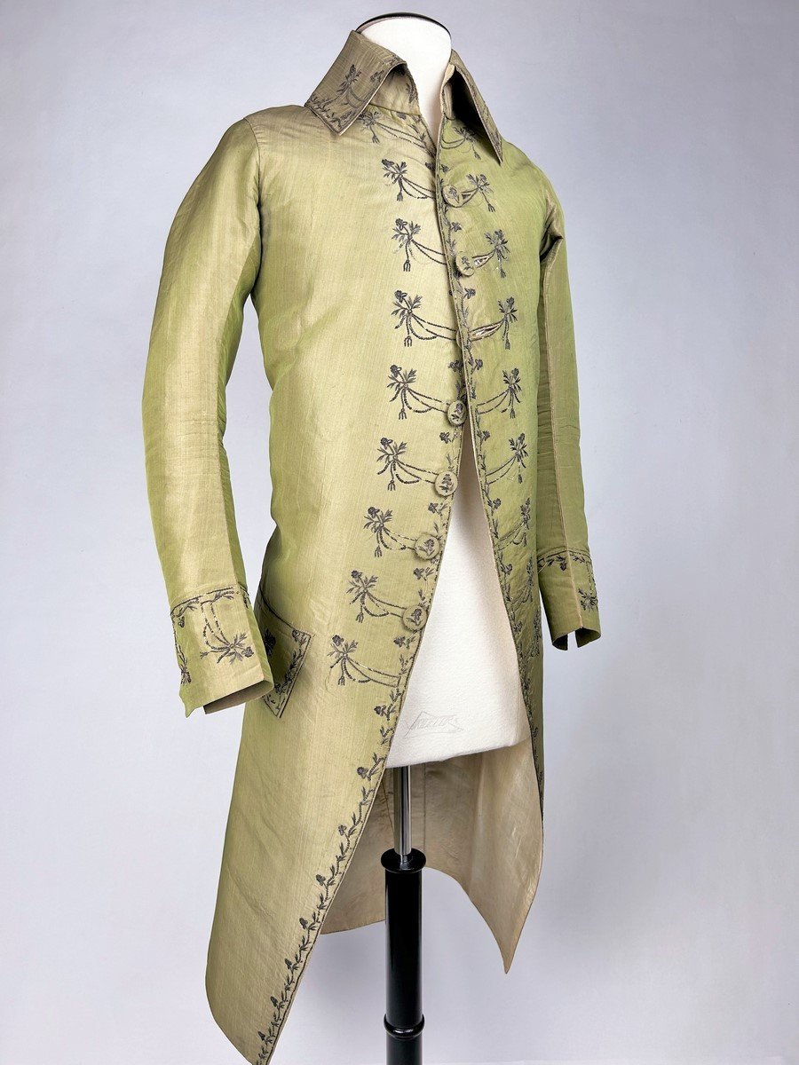 Un Habit Paré En Taffetas Changeant Brodé De Cannetilles Et Clinquants, Période Louis XVI-photo-4